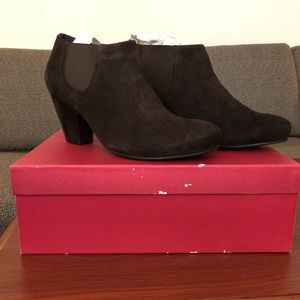 NIB Vaneli Jordan Style Suede Booties